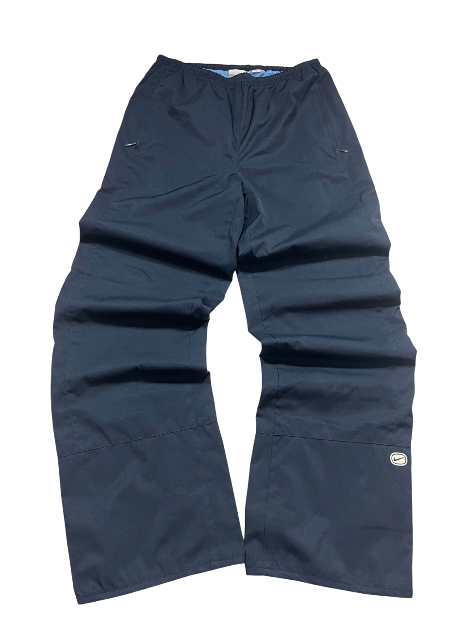 Sötétkék Nike streetwear nadrág, elasztikus derékkal és logóval, vintage stílusban