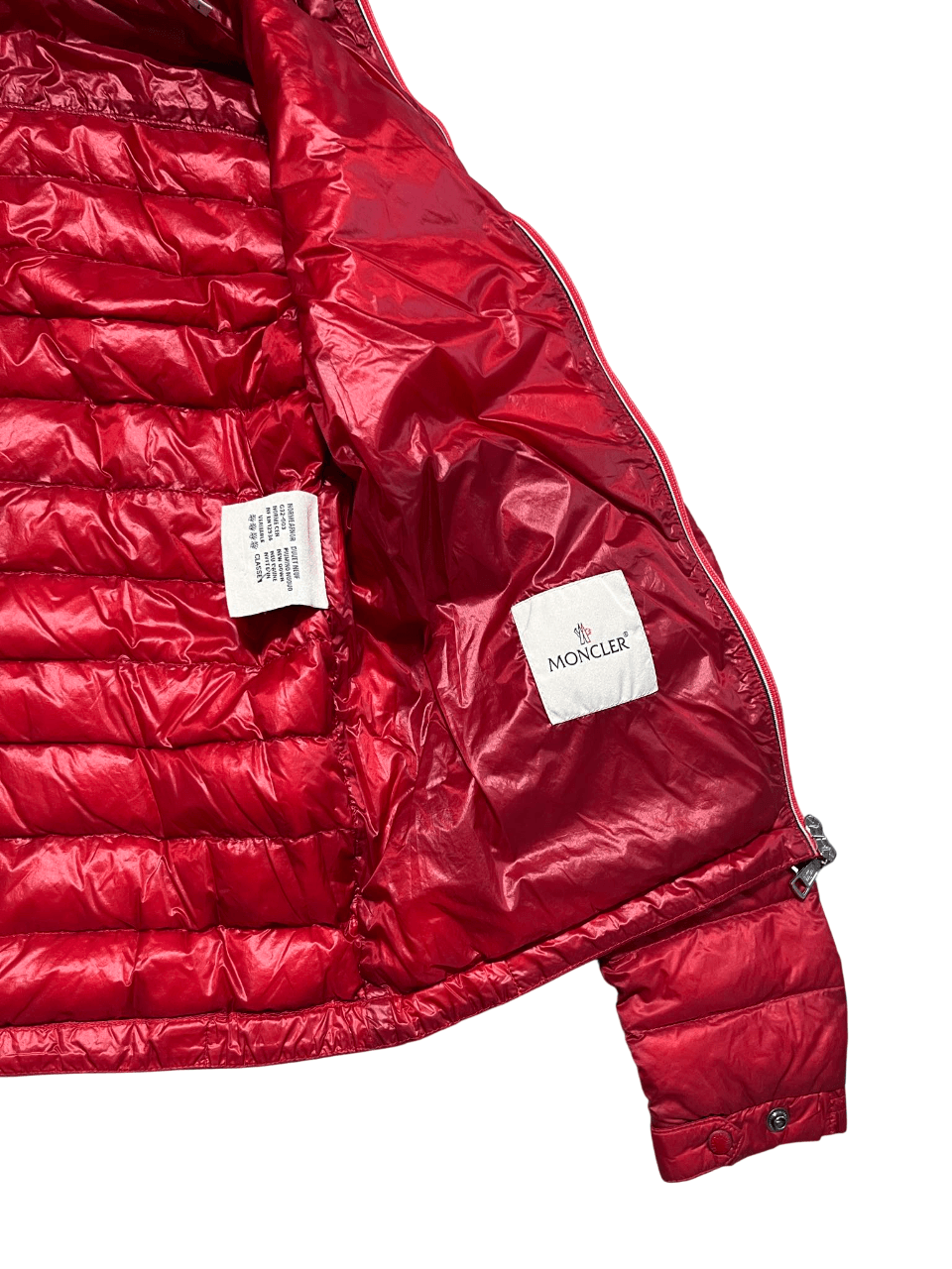 Moncler piros steppelt kabát belseje, címkékkel, streetwear stílusban