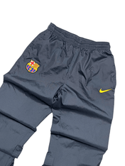 Sötétszürke Nike Barcelona melegítőnadrág sárga logóval, vintage streetwear stílusban