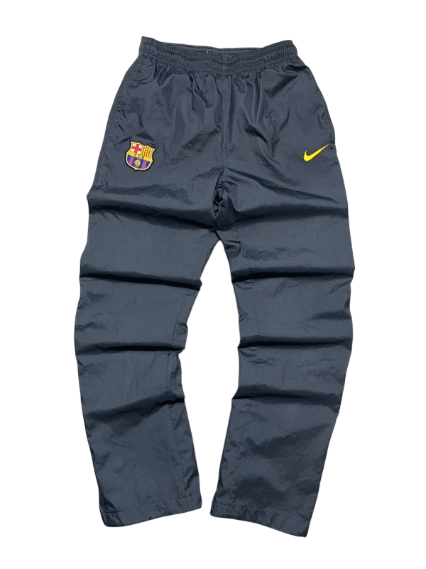 Fekete Nike melegítőnadrág, FC Barcelona címerrel, vintage streetwear stílus
