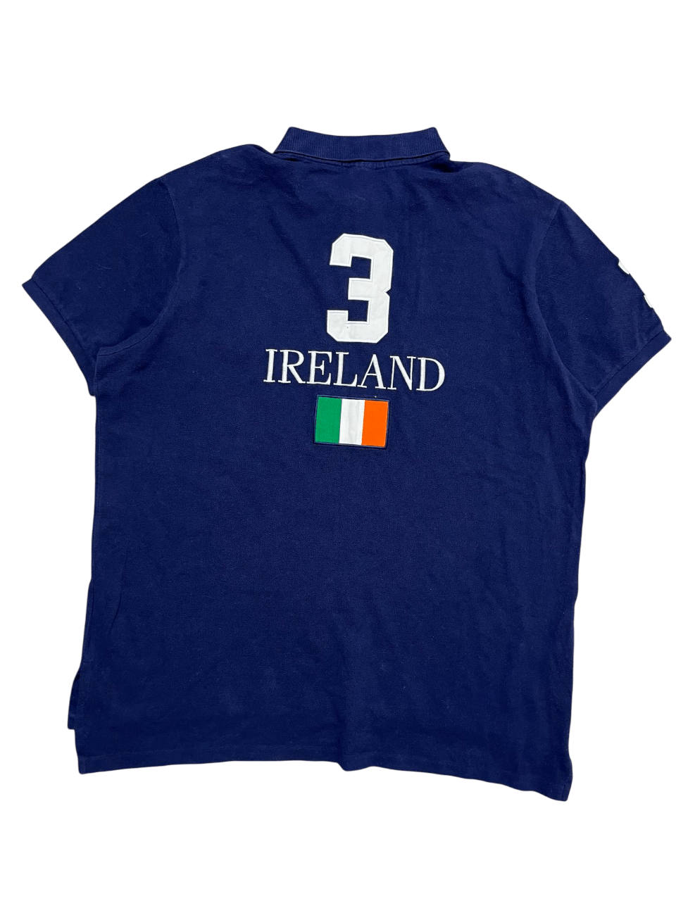 Sötétkék vintage póló, hátán 3-as szám, Ireland felirat és ír zászló, streetwear stílus