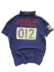 Kék vintage póló hátulján piros ITALY felirat, 012-es szám és sportos streetwear stílus
