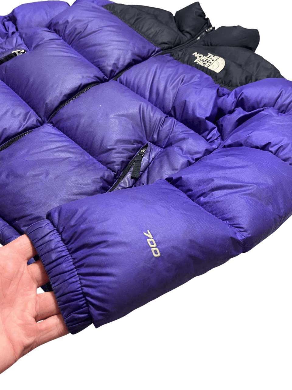 Lila és fekete The North Face 700 pufi dzseki vintage streetwear stílusban