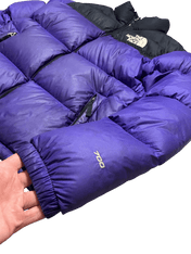 Lila és fekete The North Face 700 pufi dzseki vintage streetwear stílusban