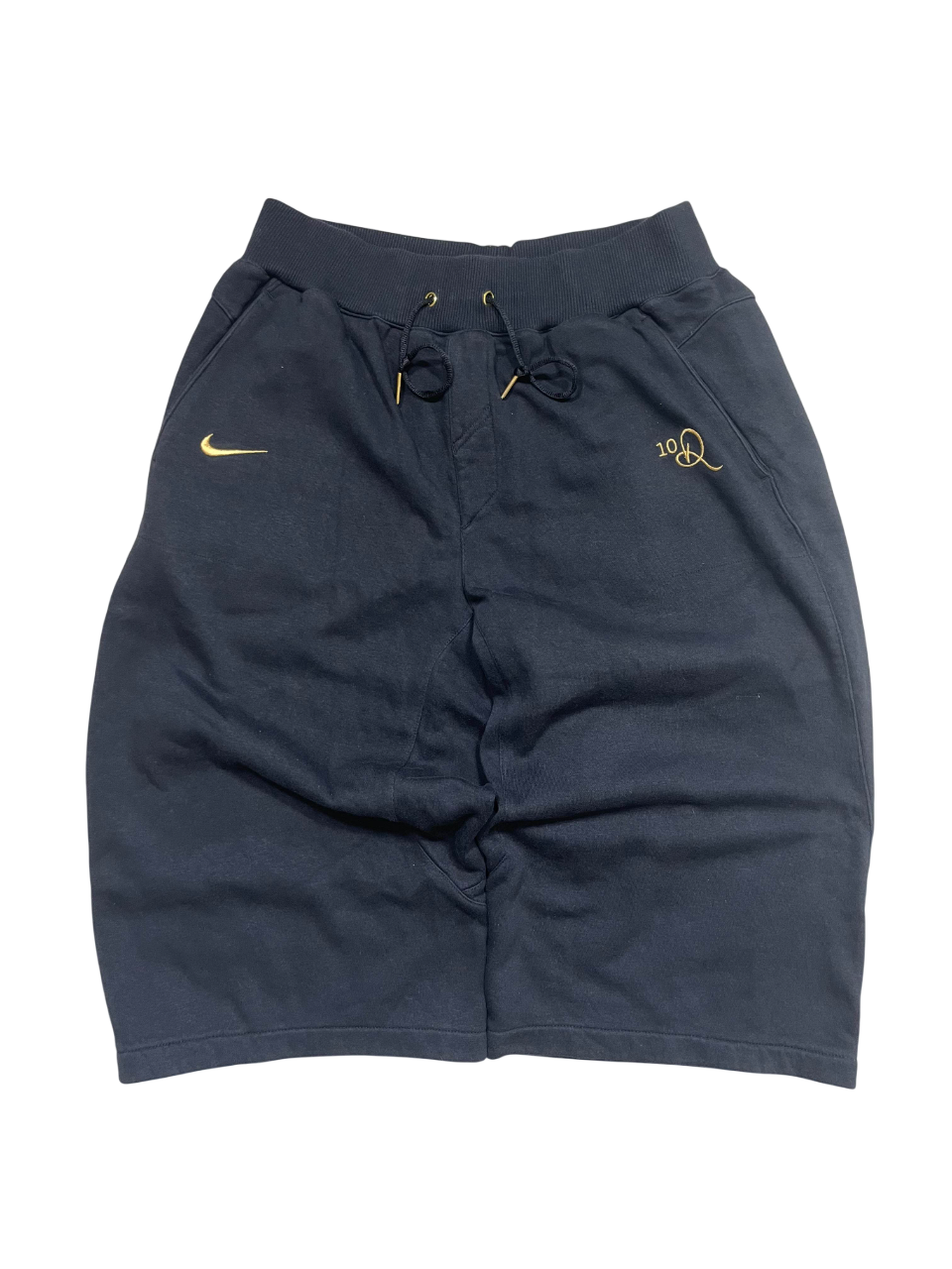 Fekete Nike rövidnadrág arany logóval, streetwear stílus, húzózsinórral