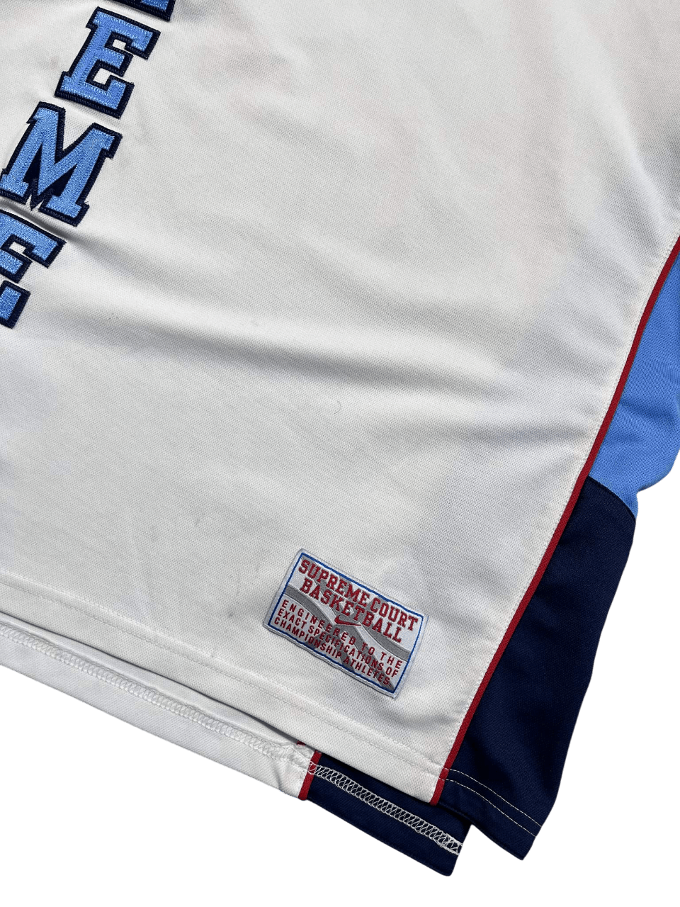 Vintage fehér streetwear kosárlabda mez kék-piros részletekkel és Supreme Court Basketball felirattal