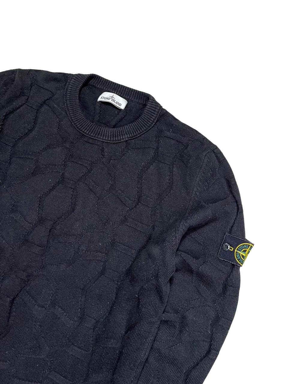 Fekete, mintás kötött Stone Island pulóver logóval az ujján, streetwear stílus
