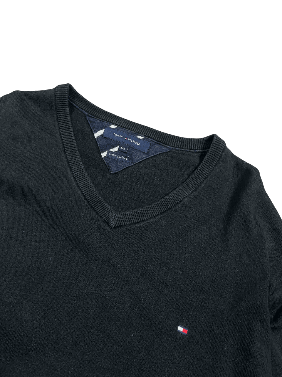 Fekete Tommy Hilfiger V-nyakú pulóver, mellrészen logóval, streetwear stílus