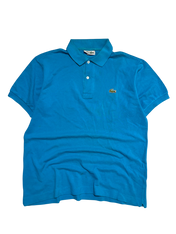 Kék rövid ujjú Lacoste vintage galléros póló krokodil logóval, streetwear stílusban.