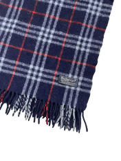 Kék, piros és fehér kockás gyapjú sál rojtokkal, vintage streetwear stílusban.