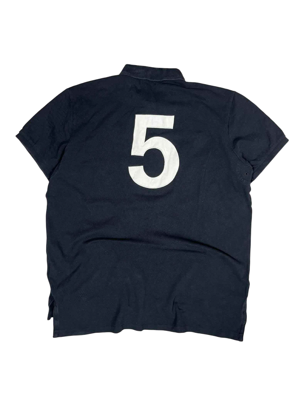 Sötétkék vintage póló, hátán nagy fehér 5-ös számmal, streetwear stílus