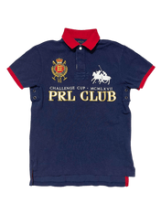 Sötétkék vintage galléros póló piros gallérral és ujjvégekkel, PRL Club felirattal, hímzett logóval, streetwear stílusban.