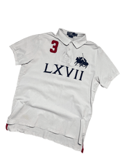 Fehér vintage polo póló, hímzett ló motívummal, piros 3-assal és LXVII felirattal.