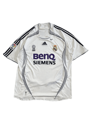 Fehér, rövid ujjú vintage Real Madrid Adidas focimez, BenQ Siemens felirattal.