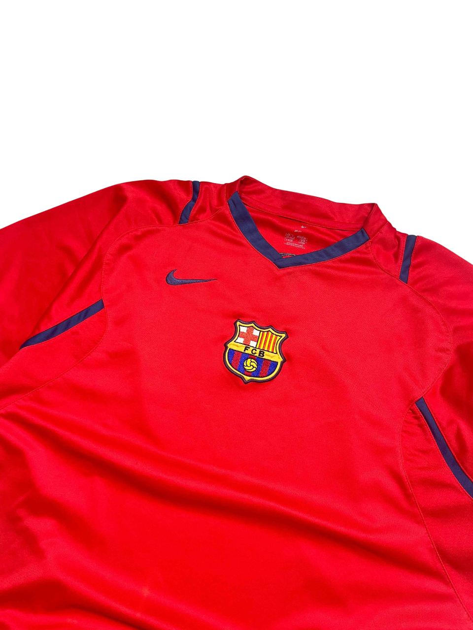 Piros vintage Nike focimez, elől FCB címerrel és kék betétekkel, streetwear stílusban.