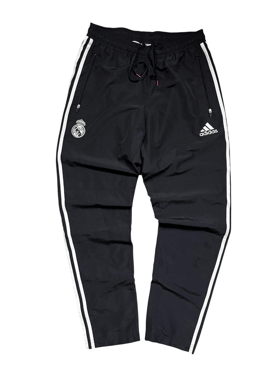 Fekete Adidas melegítőnadrág fehér csíkokkal, Real Madrid logóval, streetwear stílus