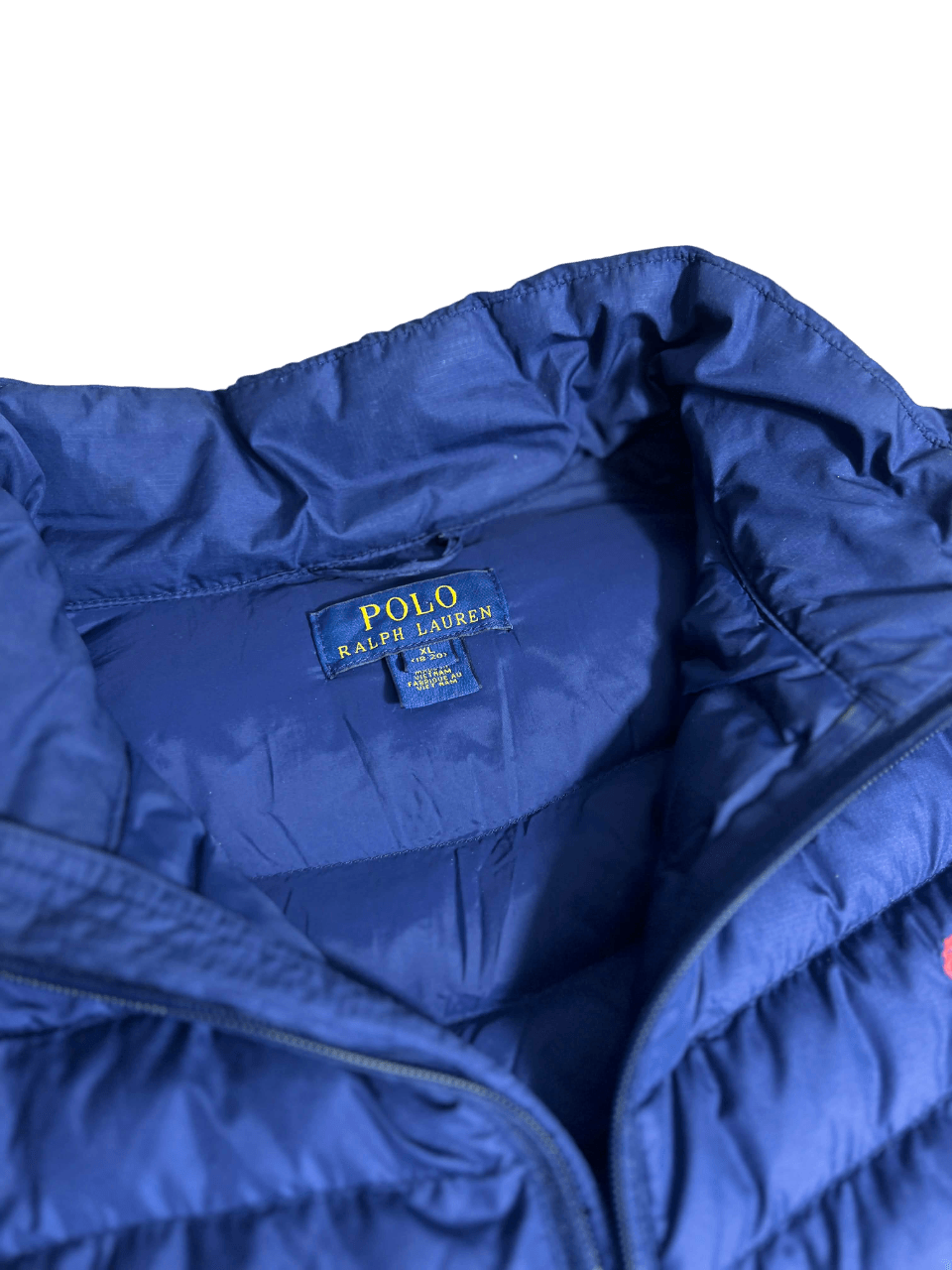 Kék, steppelt, kapucnis Ralph Lauren férfi streetwear dzseki címkéje közelről