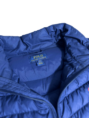 Kék, steppelt, kapucnis Ralph Lauren férfi streetwear dzseki címkéje közelről