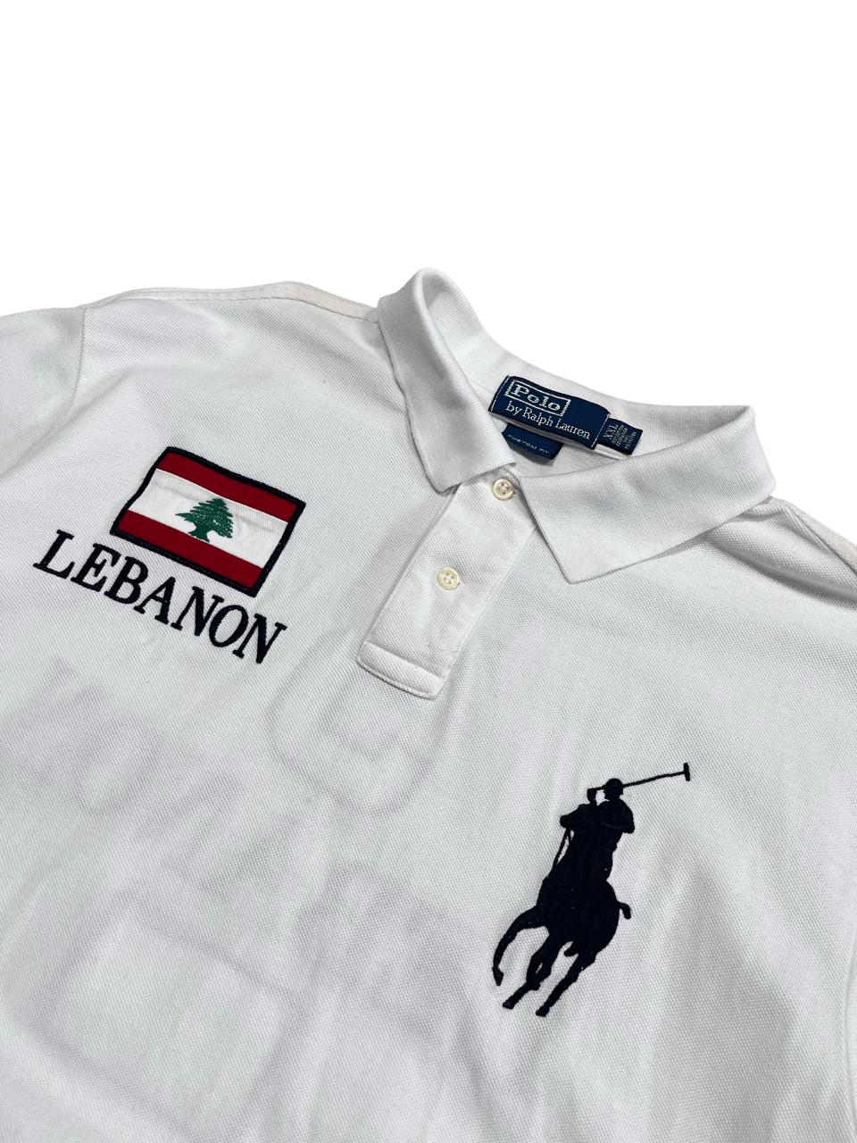 Fehér vintage férfi galléros póló, rajta Libanon zászlóval és nagy hímzett lovas logóval.