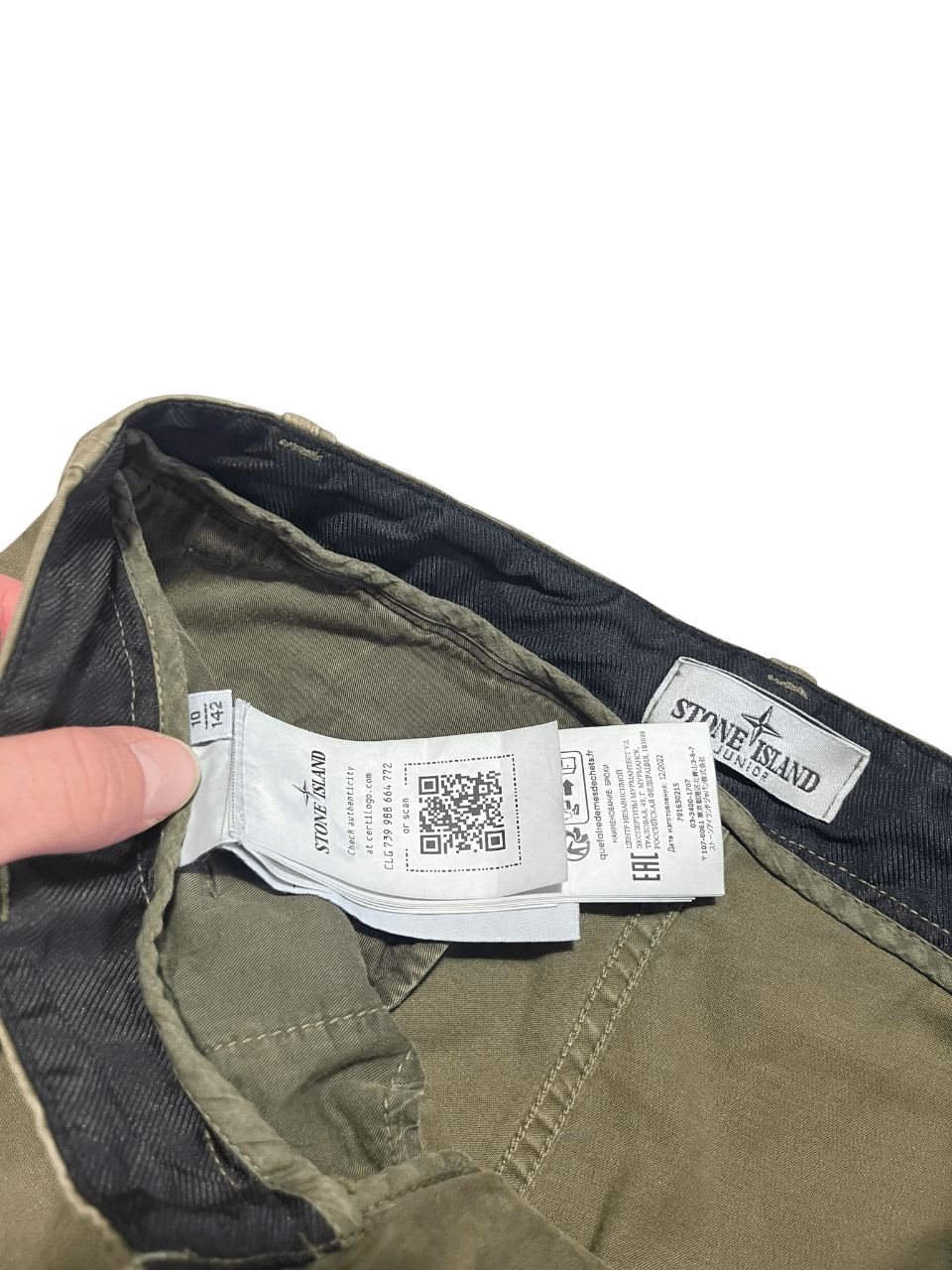 Stone Island vintage olívzöld nadrág címkével, streetwear stílus, prémium minőség