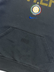 Fekete streetwear pulóver zsebbel, Inter Milan címerrel és kék Nike logóval díszítve.