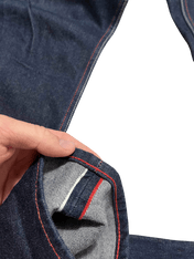 Sötétkék selvedge farmer nadrág szegély, piros díszvarrással, streetwear stílus