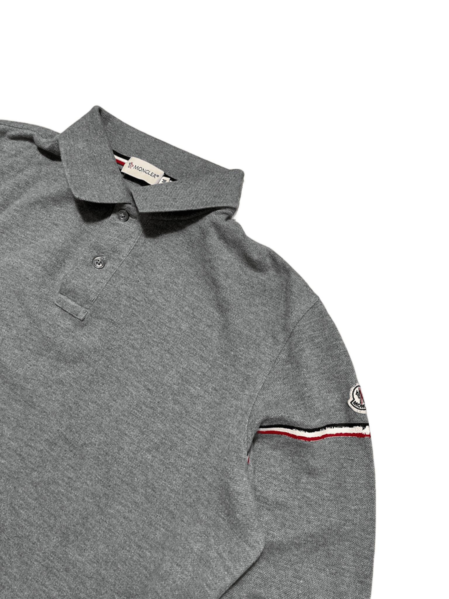 Szürke Moncler galléros póló vintage streetwear stílusban, hímzett logóval az ujjon.