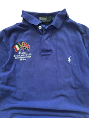 Sötétkék vintage Ralph Lauren galléros póló olasz és brit zászló hímzéssel, felirattal.