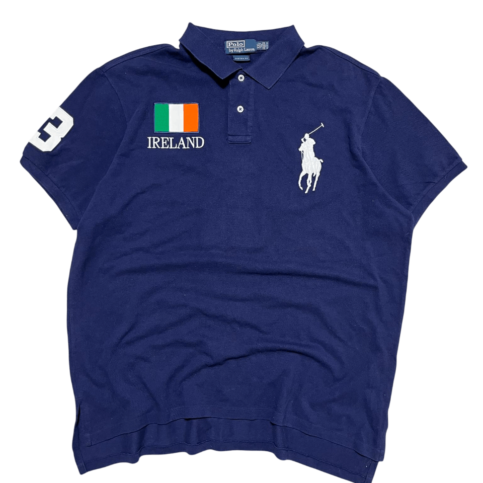 Sötétkék vintage polo póló, Ireland zászló felvarróval és nagy lovas logóval, streetwear stílusban.