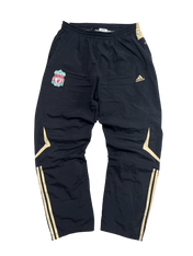Fekete Adidas melegítőnadrág arany csíkokkal, Liverpool címerrel, vintage streetwear stílus