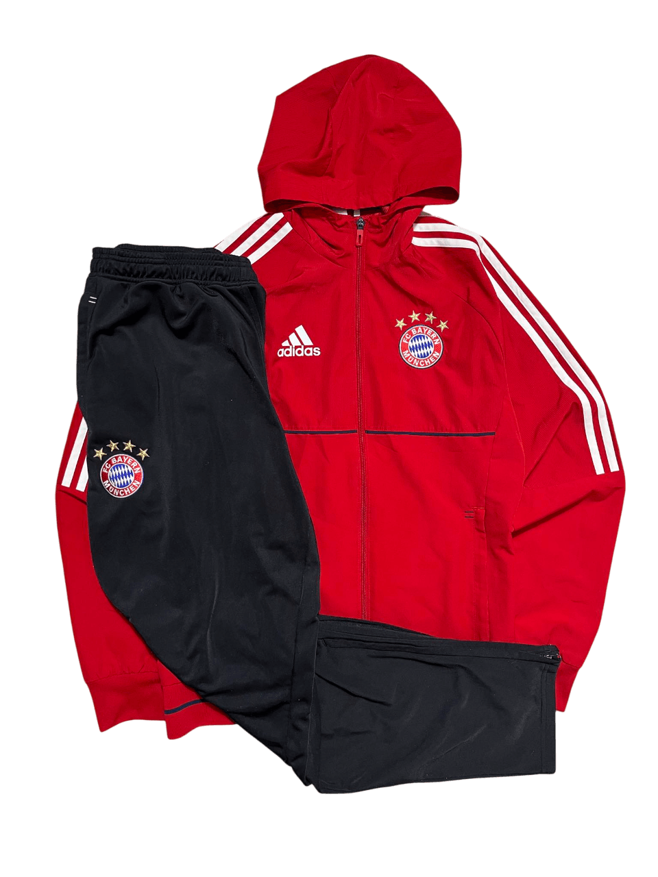 Adidas Bayern München piros-fekete kapucnis melegítőszett, vintage streetwear stílus