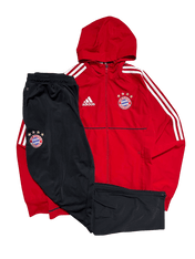Adidas Bayern München piros-fekete kapucnis melegítőszett, vintage streetwear stílus