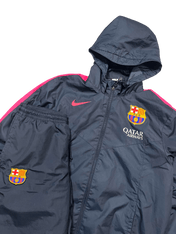 Sötétkék FC Barcelona melegítő szett kapucnis dzsekivel és nadrággal, Nike logóval.