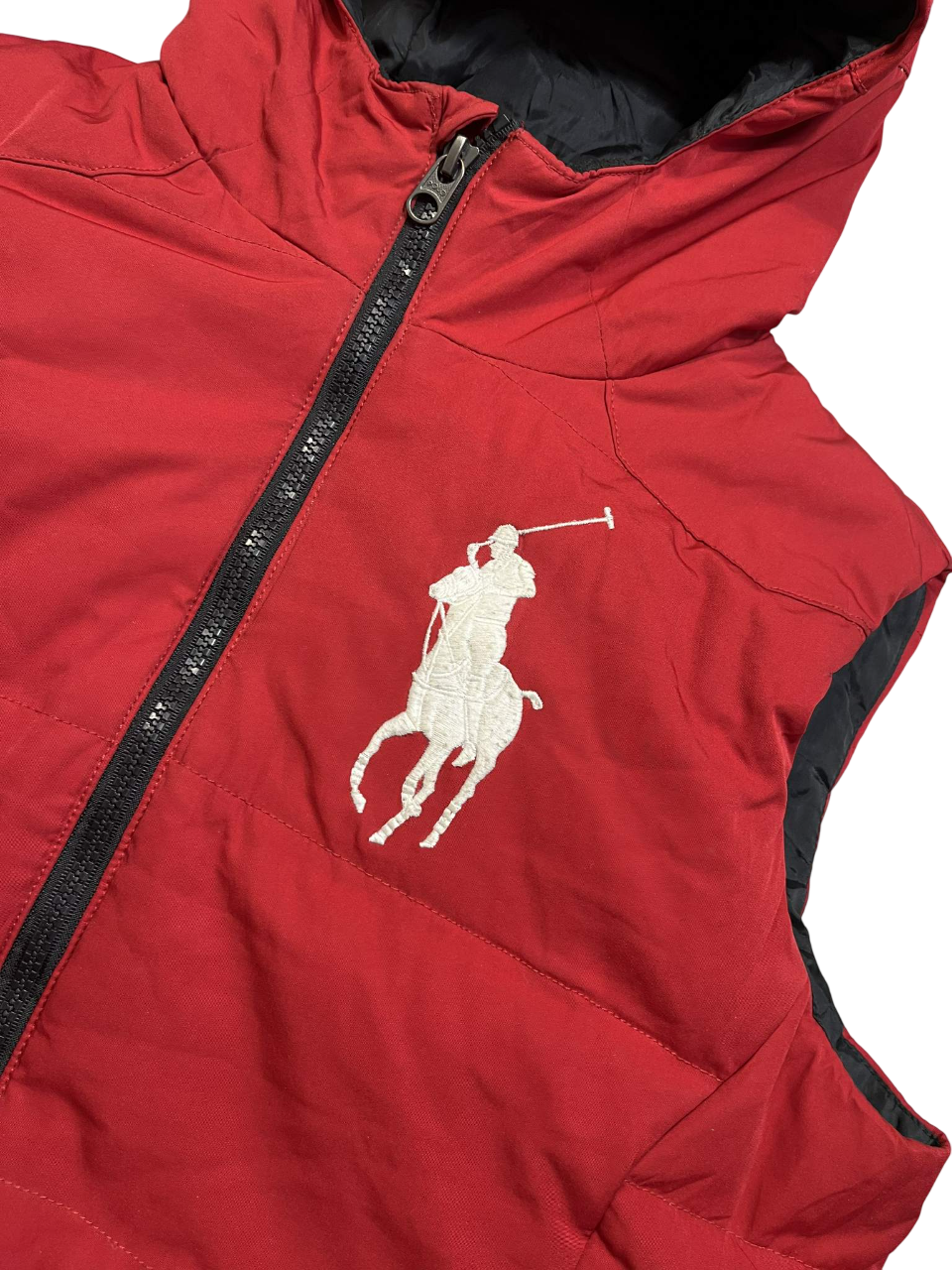 Piros vintage ujjatlan streetwear mellény kapucnival, elöl fehér hímzett póló játékos logóval.