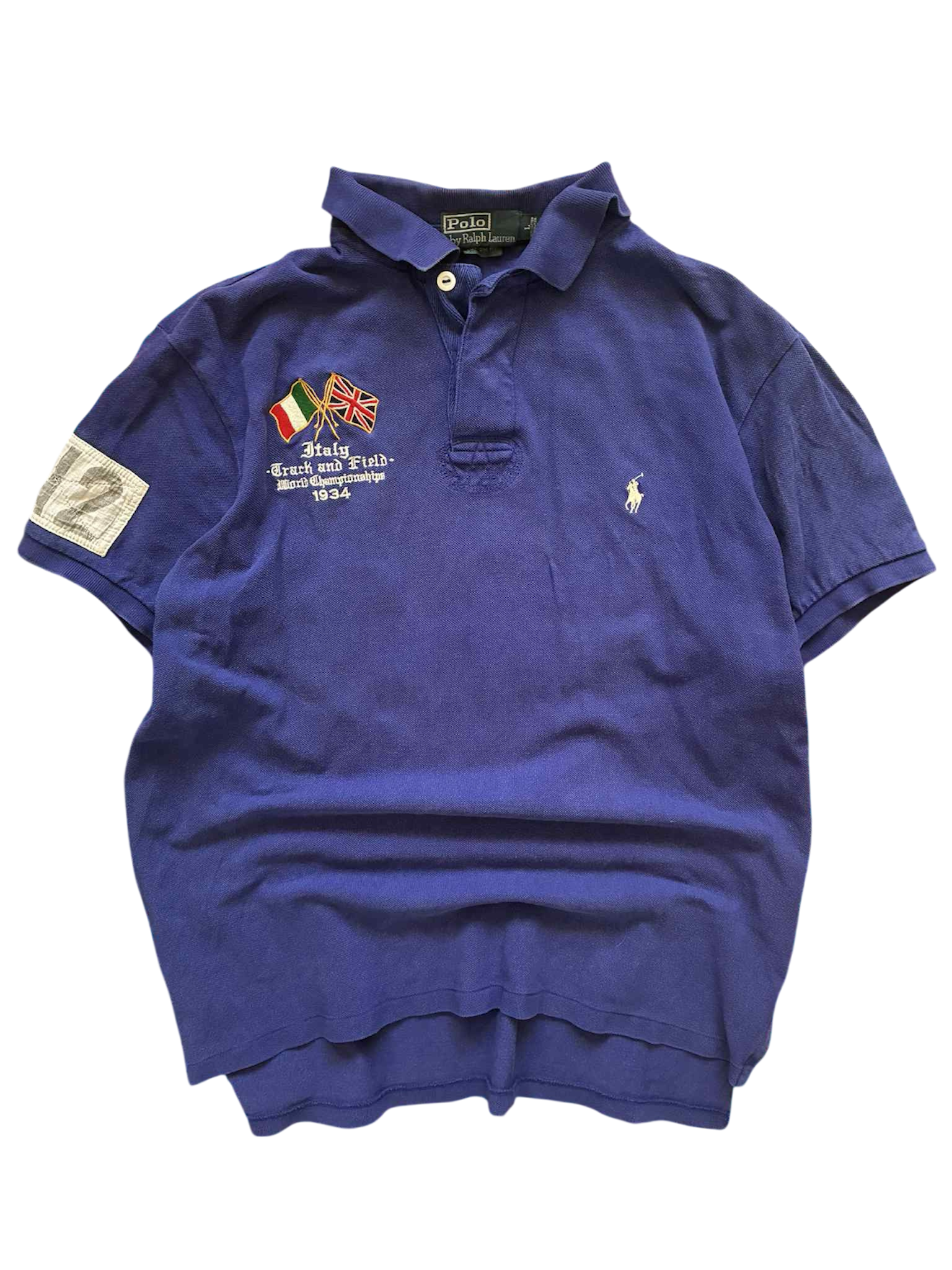 Sötétkék vintage Ralph Lauren póló hímzett zászlókkal és logóval, streetwear stílusban.