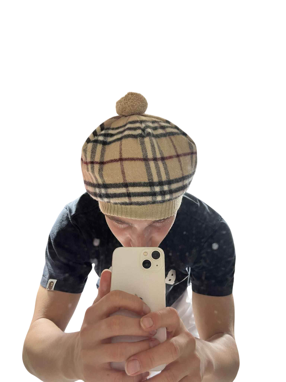 Fiatal férfi vintage kockás pomponos sapkában, streetwear stílusban, selfie-t készít
