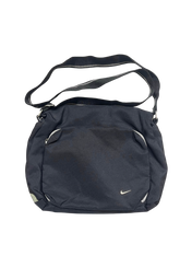 Fekete Nike válltáska streetwear stílusban, fehér logóval, állítható pánttal