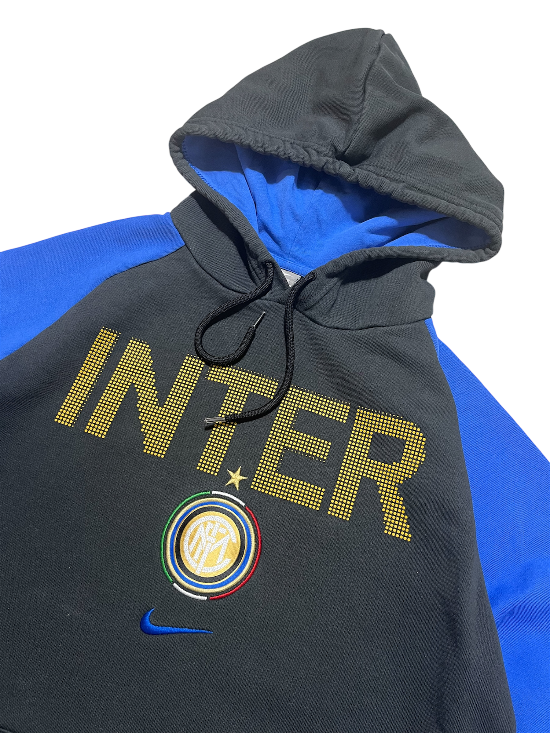 Fekete és kék INTER feliratos kapucnis pulóver, sportos streetwear stílusban, hímzett logóval.