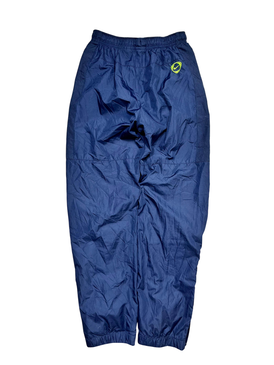 Sötétkék vintage melegítőnadrág, elasztikus derékrésszel és sárga logóval, streetwear stílusban