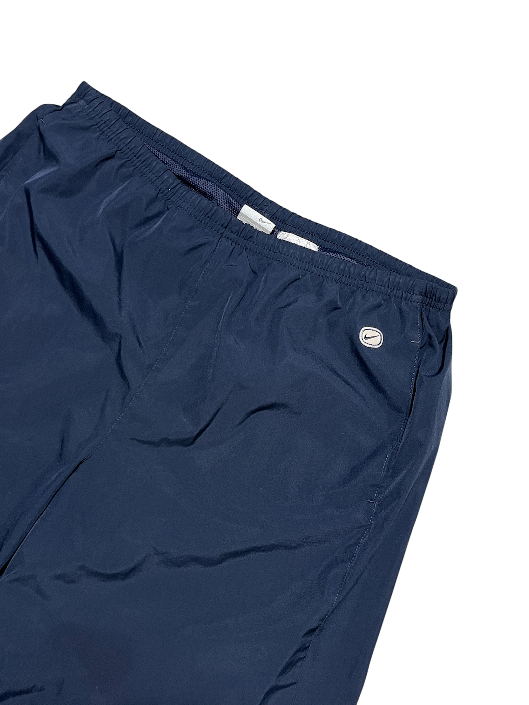 Sötétkék Nike vintage rövidnadrág streetwear stílusban, gumis derékkal