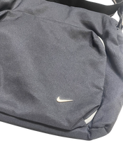 Sötétszürke Nike streetwear válltáska minimalista dizájnnal, vintage stílusban