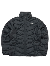 Fekete pufi dzseki, The North Face logóval, utcai viselethez, vintage streetwear stílusban.