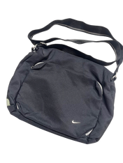 Fekete Nike válltáska, állítható pánttal, streetwear stílus, minimalista dizájn
