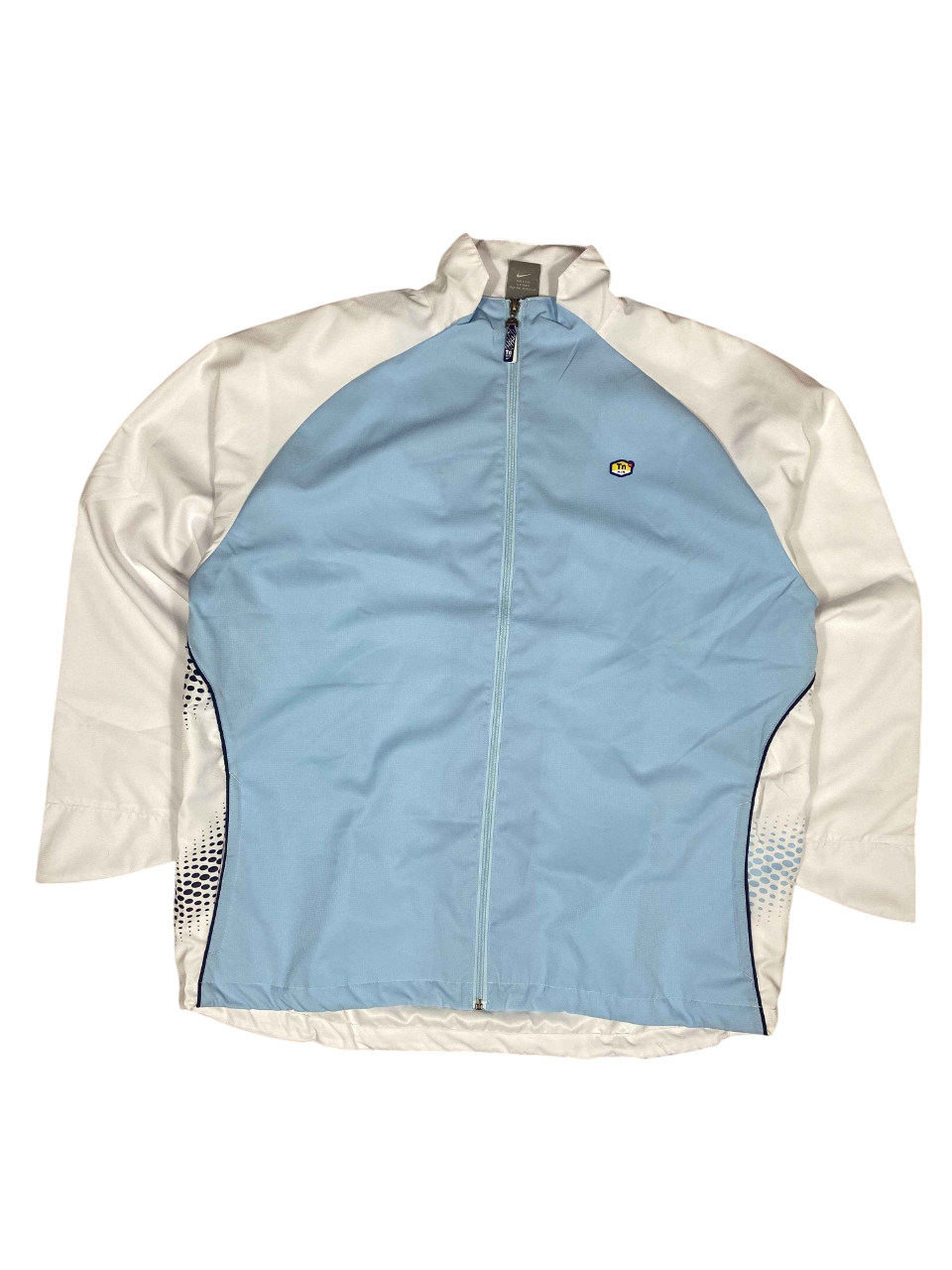 Világoskék és fehér vintage streetwear dzseki cipzárral, sportos stílusban