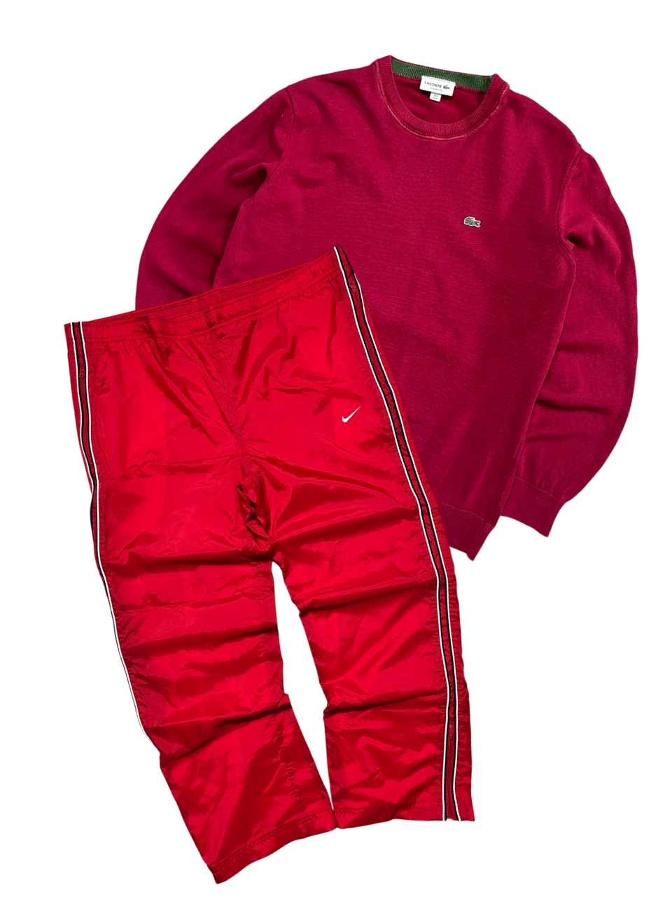 Bordó Lacoste pulóver és piros Nike vintage utcai nadrág fehér háttéren