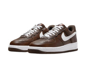 Barna-fehér bőr sneaker, streetwear stílusú, perforált orr-résszel, fehér talppal