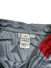 Adidas vintage szürke sport nadrág címkével, piros csíkkal, streetwear stílus