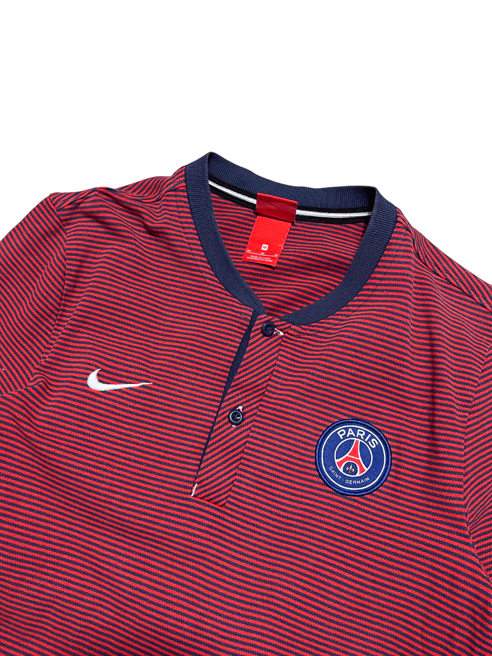 Piros-kék csíkos Paris Saint Germain galléros póló, Nike logóval, streetwear stílusban.