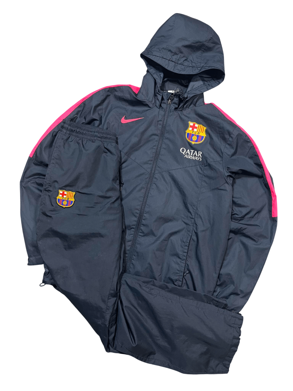FC Barcelona férfi sötétkék melegítő szett kapucnis dzsekivel, rózsaszín csíkokkal