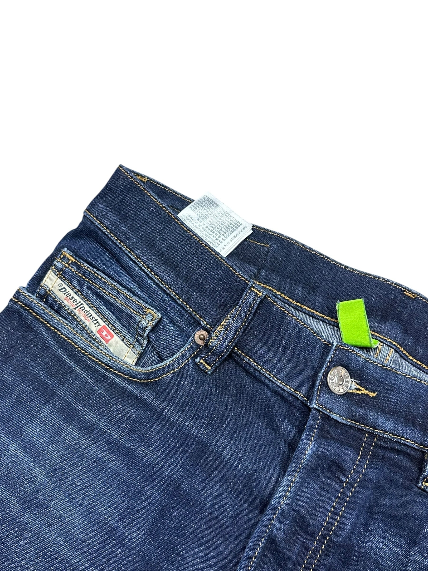 Candy Streetwear sötétkék Diesel D-Luster slim fit férfi farmernadrág részlete, fém gombokkal és logózott zsebbel.